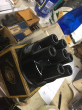 Charger l'image dans la galerie, 4717 6cyl dist cap Auburn Chandler Chevrolet Chrysler Davis DeSoto Dodge Elcar Erskine Graham Graham-Paige Jewett Marquette Moon Oldsmobile Paige Peerless Plymouth Pontiac Studebaker Velie Nash 1926 27 28 29 30 31 32 33 34 35 36 37 - 41 SHIPPING INCLUDE