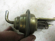 Charger l'image dans la galerie, Chevrolet Pontiac carb. Choke pull off vacuum break Rochester 68 69 70 71 72 73