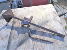 Charger l'image dans la galerie, 1954 Packard bumper jack  &amp; stand  51 52 53 54  YOU PAY SHIPPING DIRECTLY TO UPS (Copie)
