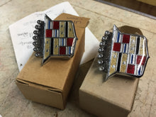 Charger l'image dans la galerie, NOS/ reproduction 1974 75 76 CADILLAC ROOF SIDE SAIL PANEL EMBLEM OEM 1486972 GM Include shipping
