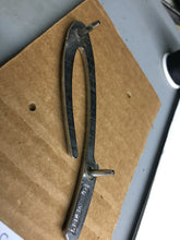 Charger l'image dans la galerie, GM  NOS letter "P" GR 8.039 521413  hood or trunk lid 1956 PONTIAC namecrect 75$ Include shipping
