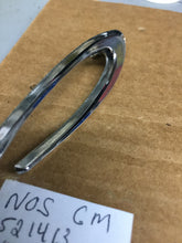 Charger l'image dans la galerie, GM  NOS letter "P" GR 8.039 521413  hood or trunk lid 1956 PONTIAC namecrect 75$ Include shipping
