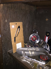 Charger l'image dans la galerie, GM  NOS letter "P" GR 8.039 521413  hood or trunk lid 1956 PONTIAC namecrect 75$ Include shipping
