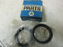 Charger l&#39;image dans la galerie, 2525063 NOS Mopar FRONT SEAL 9 IN BRAKES 1966 60 61 62 63 64 65 66 67 68 72
