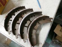 Charger l&#39;image dans la galerie, Austin Envoy Hillman Morris Vauxhall Wolseley Triump brake lining 8 x 1 1/2 50&#39;s
