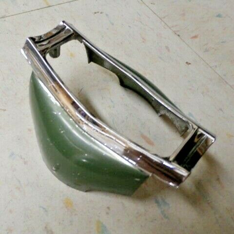 5769249 Used Chevrolet steering wheel horn crest bezel 1958 1959 1960 58 59 60