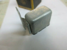 Charger l'image dans la galerie, OEM 6v horn relay GM Mopar Fomoco Packard Studebaker Kaiser Frazer Mapco 915 50$ shipping include
