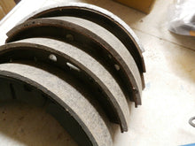 Charger l&#39;image dans la galerie, Austin Envoy Hillman Morris Vauxhall Wolseley Triump brake lining 8 x 1 1/2 50&#39;s
